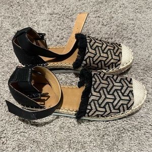 Women’s 9 flat sandals
